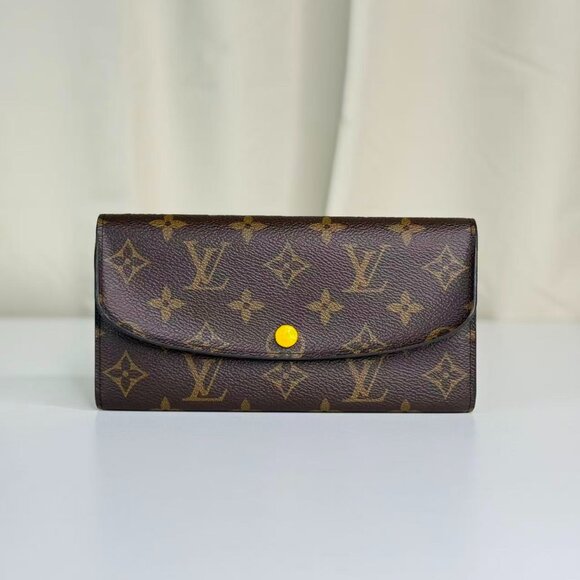 Louis Vuitton Monogram Canvas Wallet with Classic LV Logo Design - Picture 2 of 8